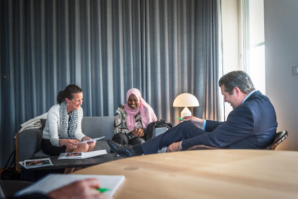 Image of Ebaa Mohamed together with her mentor Maria Andersson and SEB's President and CEO Johan Torgeby.