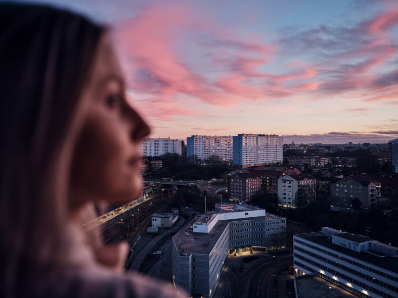 Bild på en person som blickar ut över Solna i Stockholm. Bild på en person som blickar ut över Solna i Stockholm.