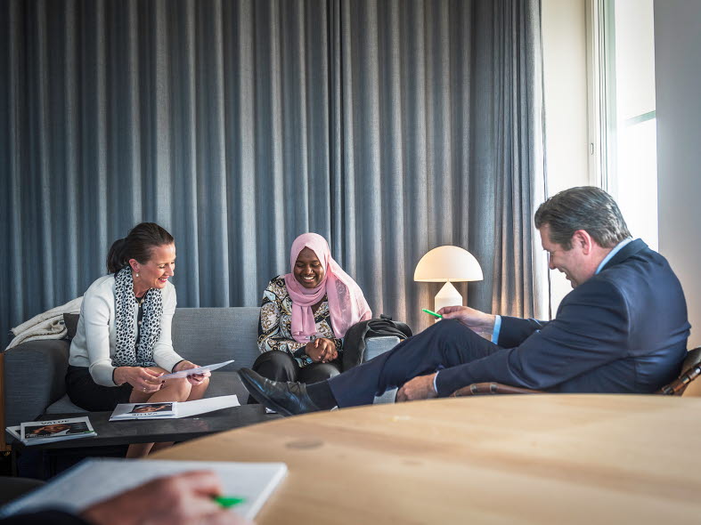 Ebaa Mohamed in the middle together with mentor Maria Andersson and SEB's President and CEO Johan Torgeby.