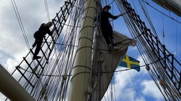 Bestättningen reser segel på Briggen Tre Kronor