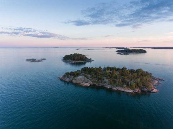 Bild på en ö i en skärgård.