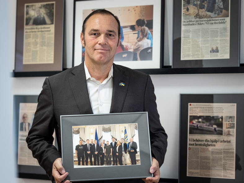 Fredrik Hillelson with photo of president Zelenskyy