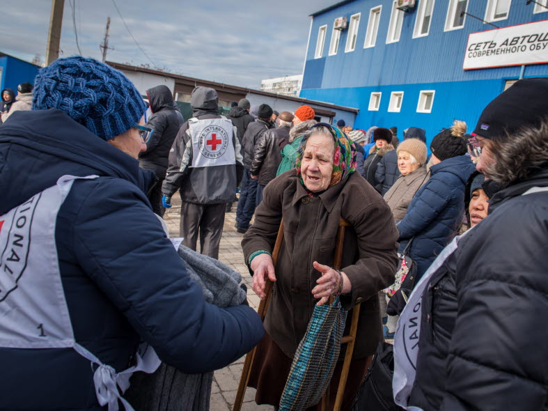 Volontärer hjälper äldre kvinna, foto: Röda Korset