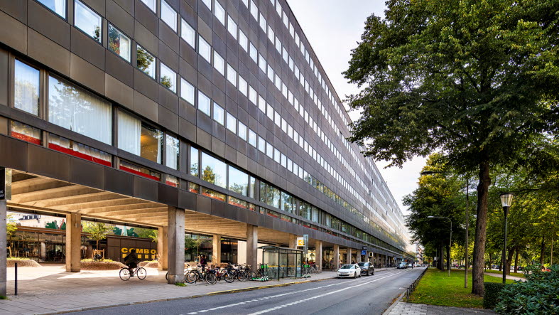 Karlahuset i Garnisonen i Stockholm är exempel på en prioriterad fastighet med sämre prestanda som obligationen ger möjlighet att effektivisera energianvändningen i. Huset byggdes i början av 1970-talet och är en av Sveriges längsta byggnader med sina 347 meter.