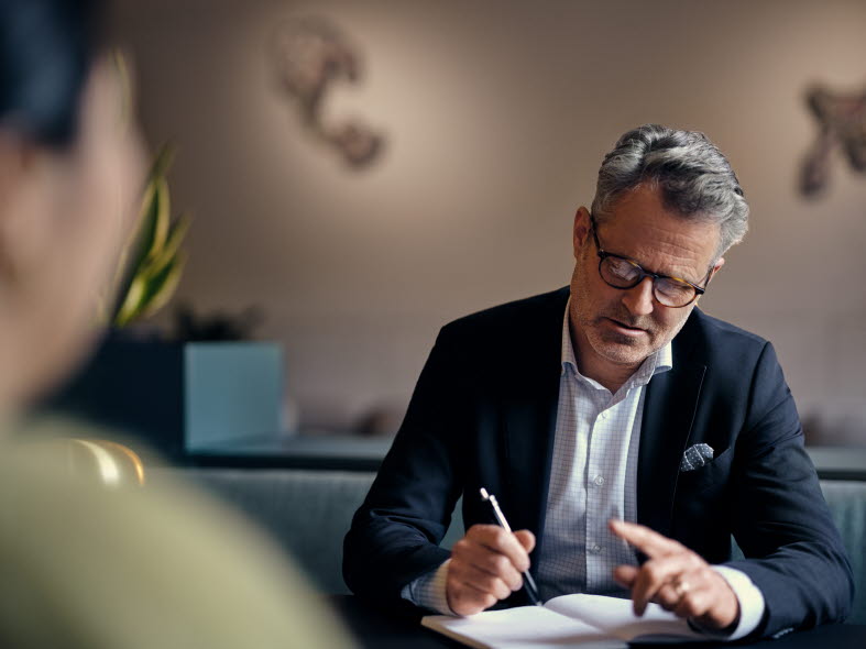 Person skrivandes vid skrivbord