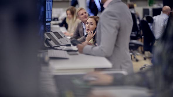 Bild på kolleger som arbetar framför datorer.