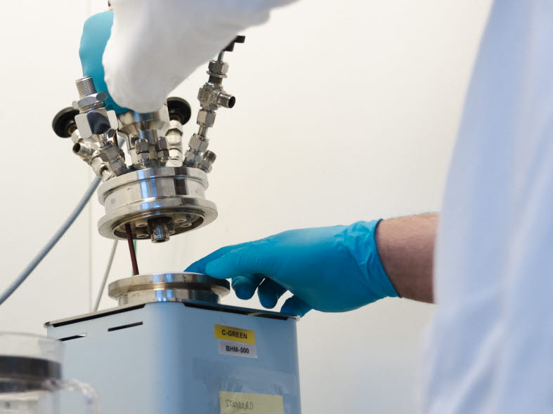 C-Green genomför slamanalyser på sitt laboratorium i Solna, som har alla delkomponenter i processen, som ett bioraffinaderi i miniformat.