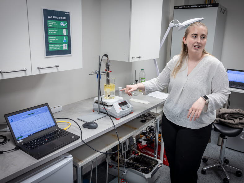 Piie Konnunaho demonstrates the analyser in action