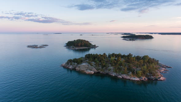 Bild på en ö i en skärgård.